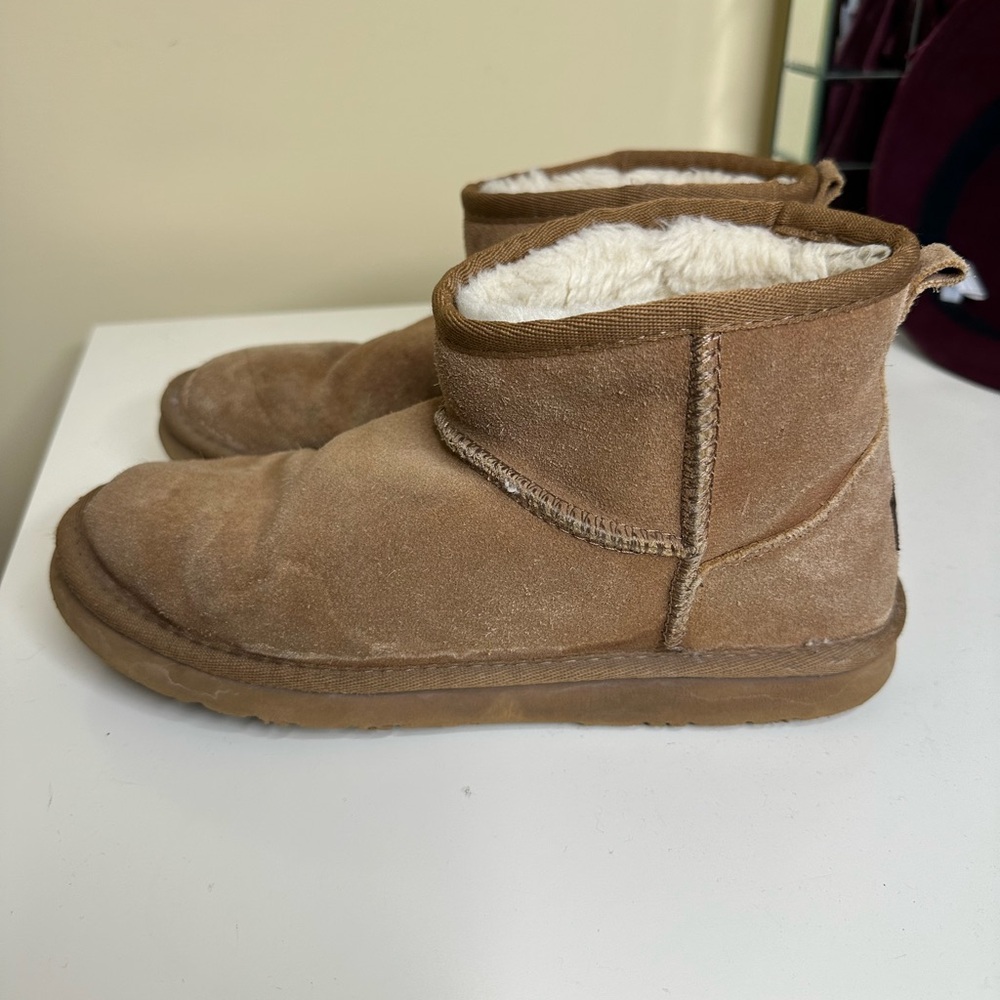 Lamo short shearling boots size 8